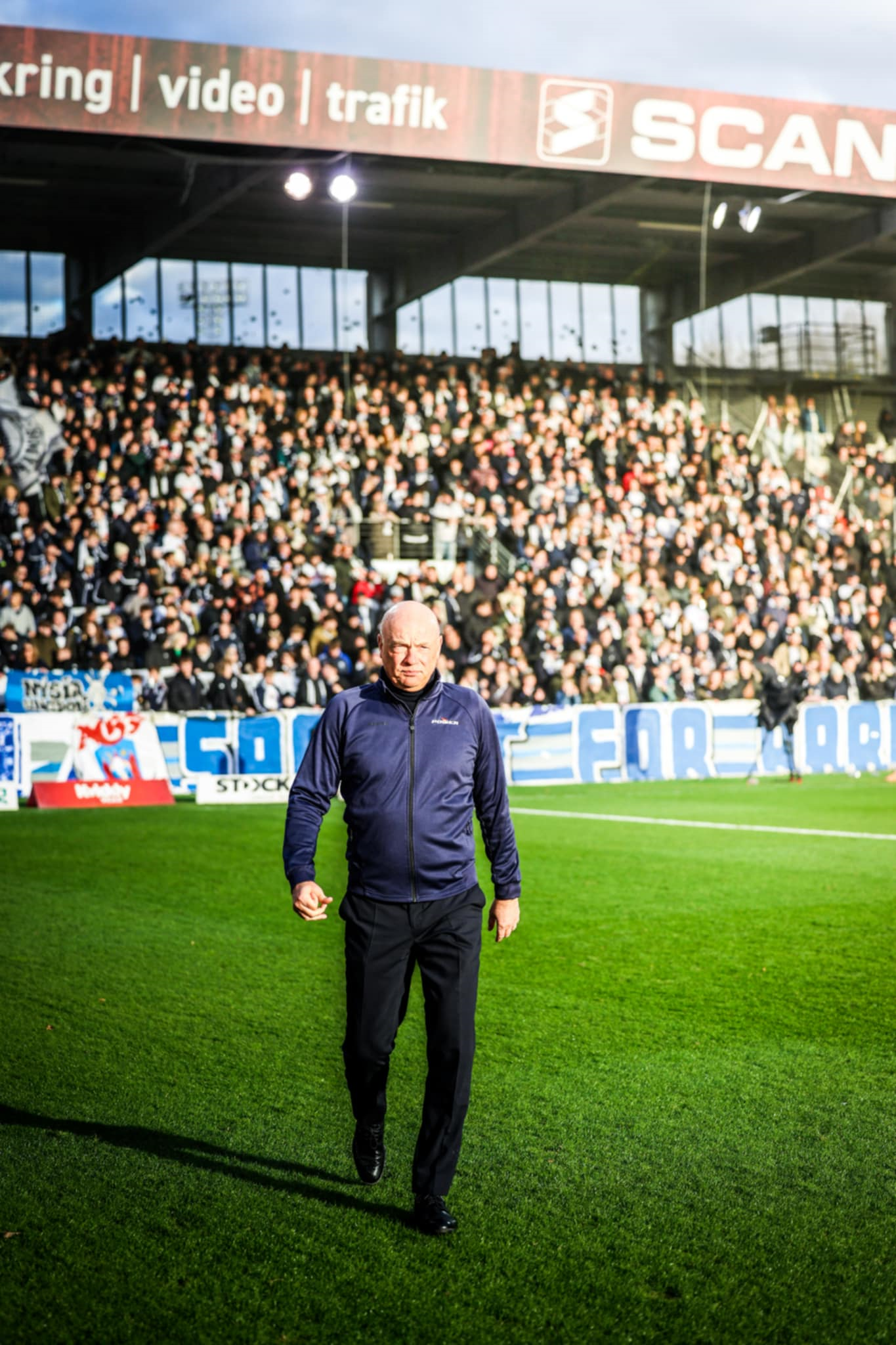 Uwe Rösler på Vejle Stadion med fans i ryggen.