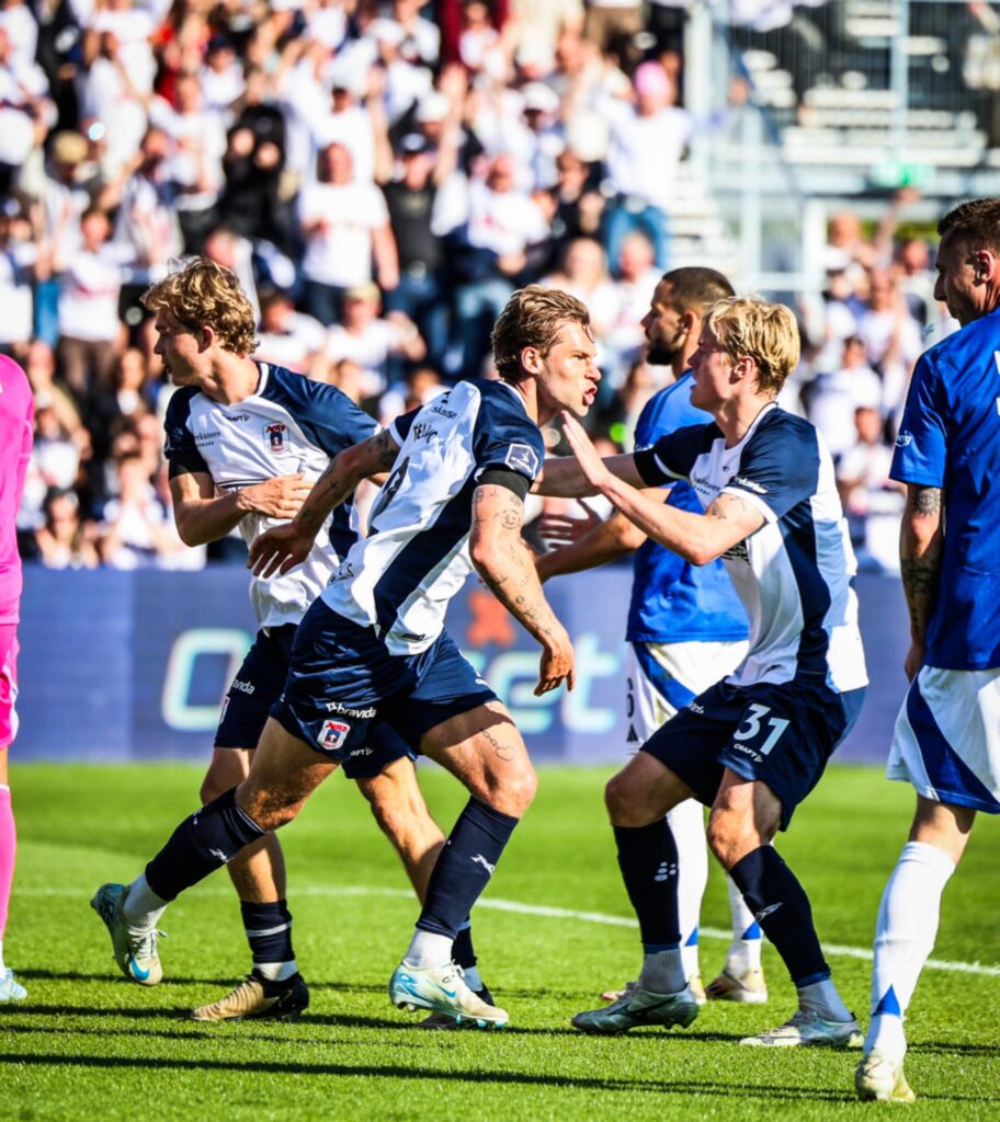 Felix Beijmo jubler efter scoring i Vejlby.