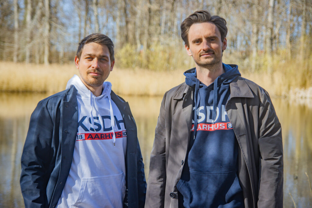 Jonas Roulund og Daniel Morgan poserer med KSDH Hoodies.