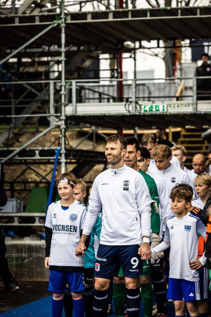 Patrick Mortensen på vej på banen i Vejlby.