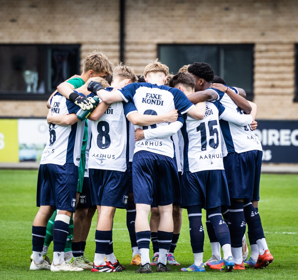 U19-holdet i klynge på Fredensvang.