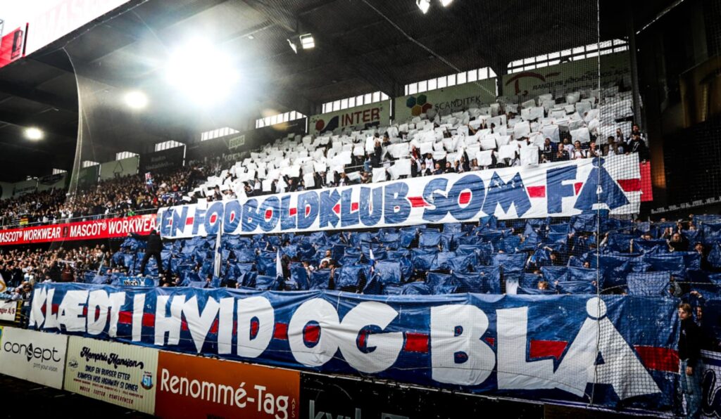 AGF-fans i Randers med flot tifo "Kæmp for hvid og blå"