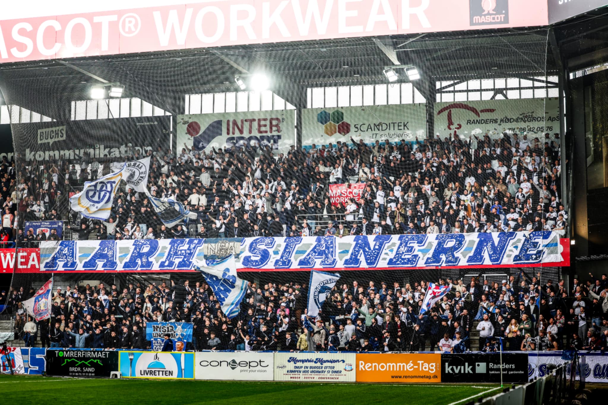 AGF-fans i Randers med tifo. "Aarhusianerne".