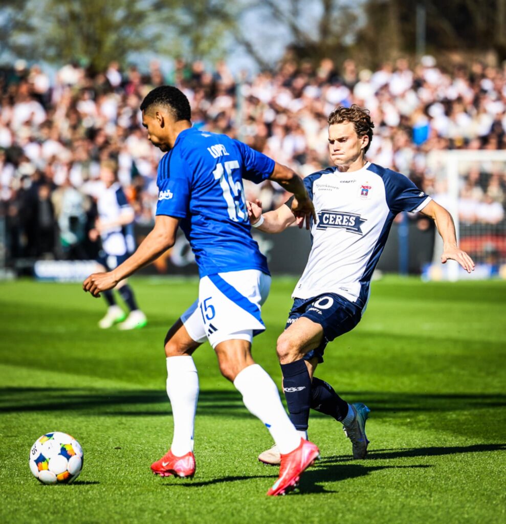 Kristian Arnatad i duel med FCK's Lopez.