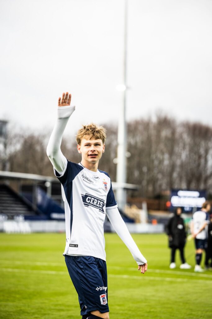 Frederik Emmery vinker på Ceres Park Vejlby.