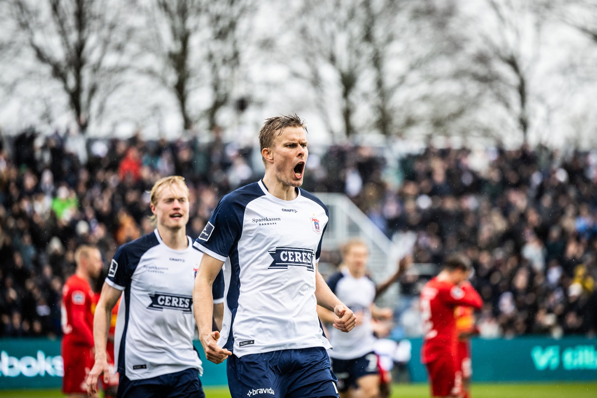 Frederik Tingager jubler efter scoring på Ceres Park Vejlby.