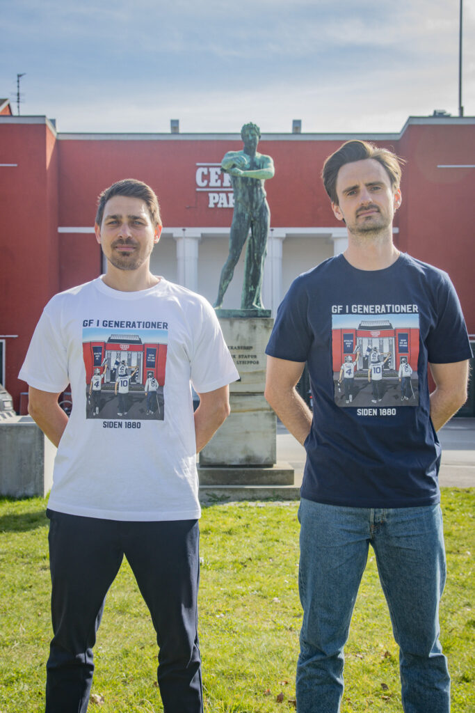 Jonas Roulund og Daniel Morgan poserer i GF i Generationer-tshirts foran Ceres Park.