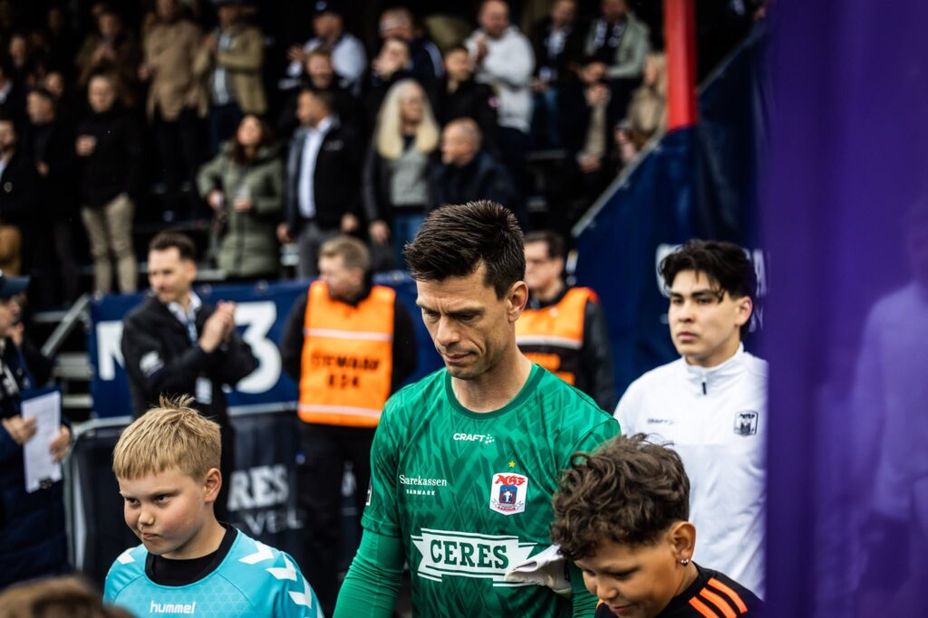 Jesper Hansen på vej på banen i Vejlby.