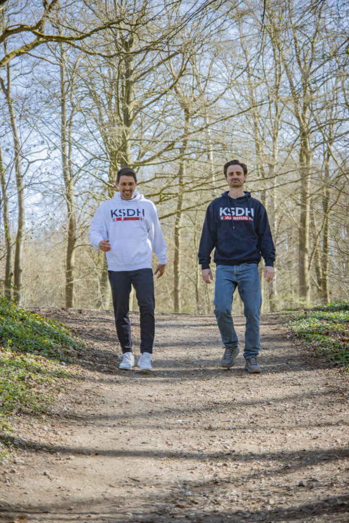 Jonas Roulund og Daniel Morgan går tur i skoven iført KSDH Hoodies.