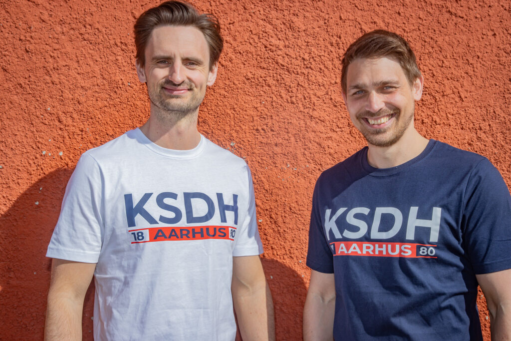 Daniel Morgan og Jonas Roulund poserer i KSDH-tshirts.