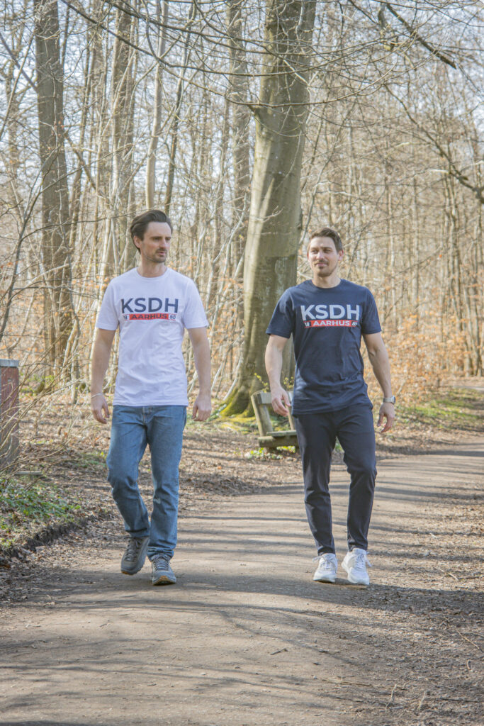 Daniel Morgan og Jonas Roulund går tur i skoven iført KSDH-tshirts.