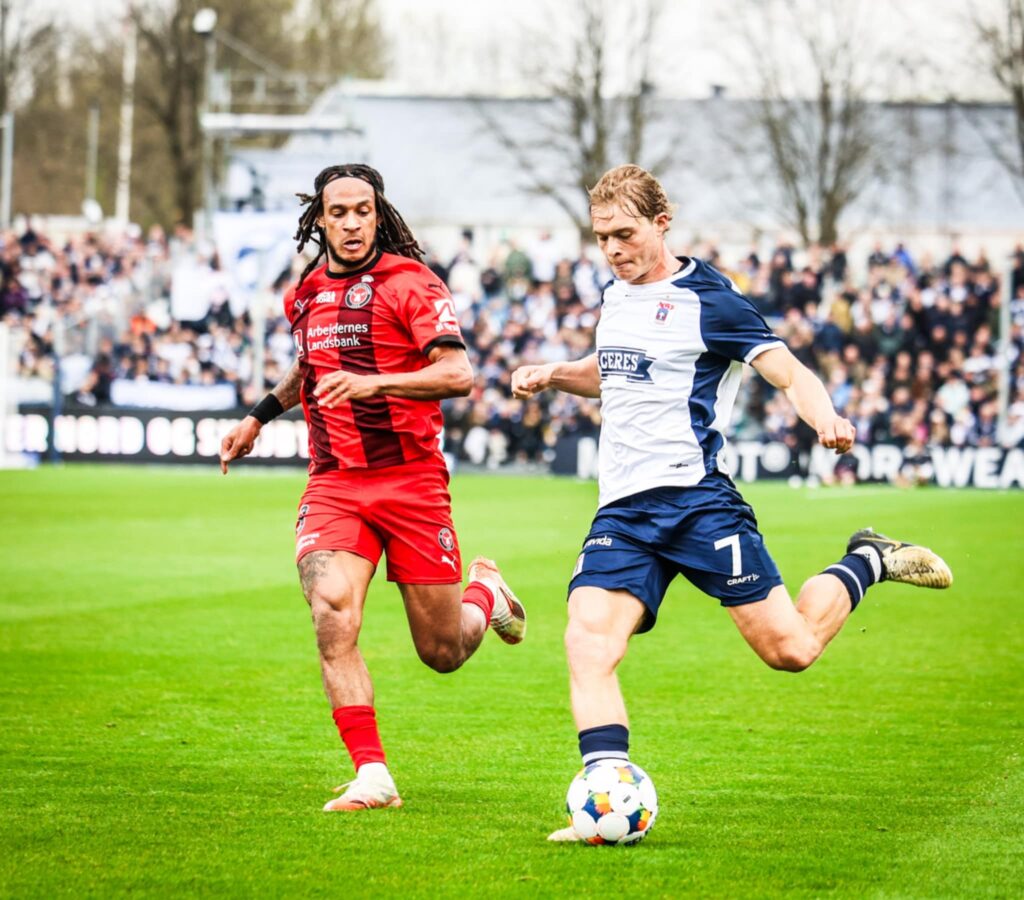 Mads Emil Madsen i duel med FC Midtjyllands Mbabu.
