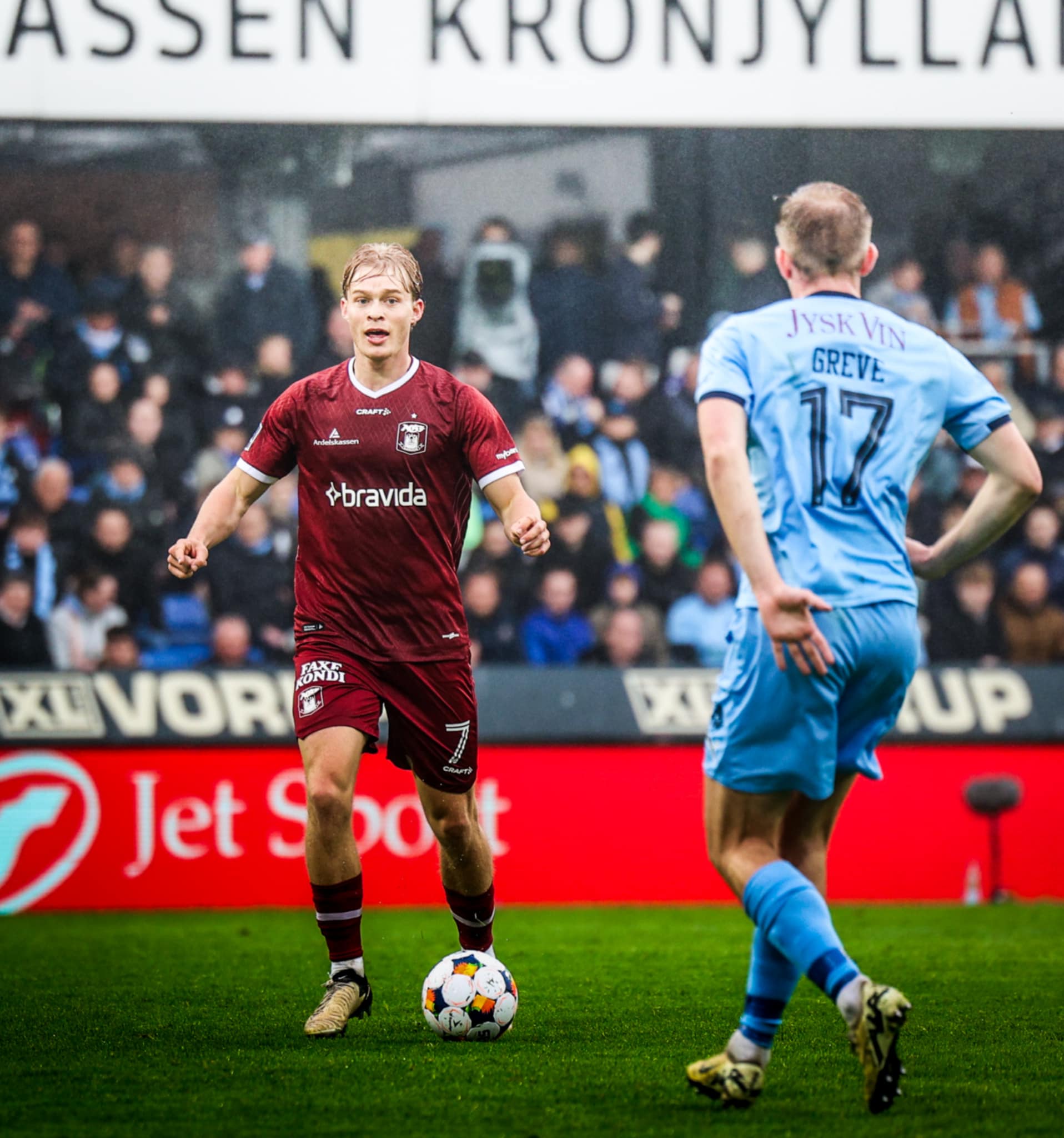 Mads Emil Madsen dribler mod Randers FC.