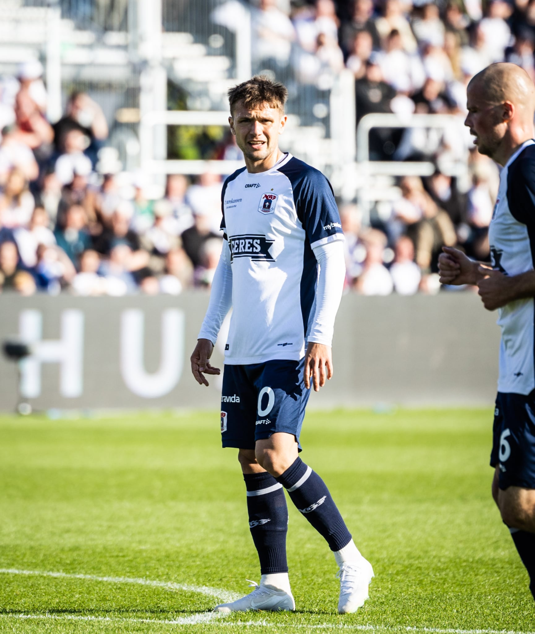Mikkel Duelund i kamp på Ceres Park Vejlby.