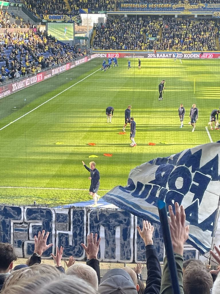 Tobias Mølgaard hilser på fansene på Brøndby Stadion.