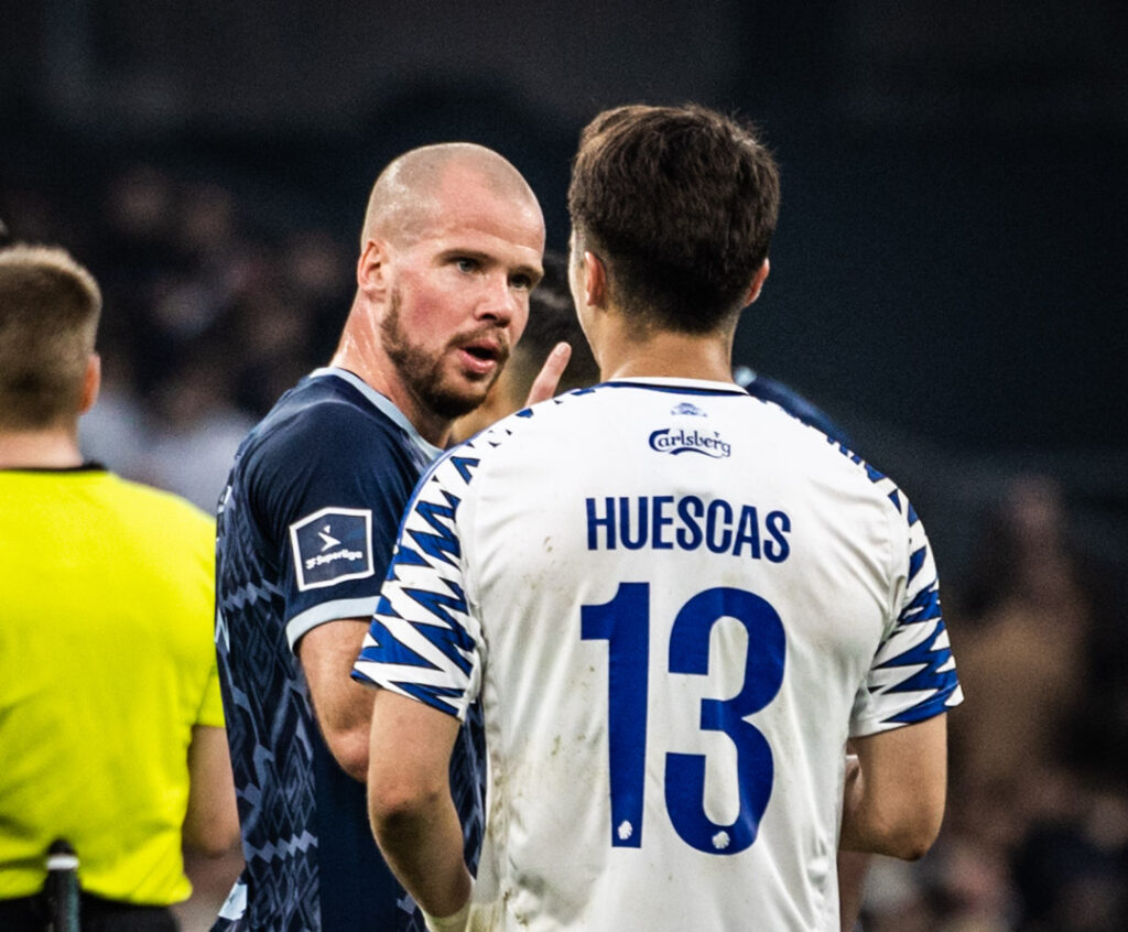 Nicolai Poulsen i diskussion med Huescas fra FCK.