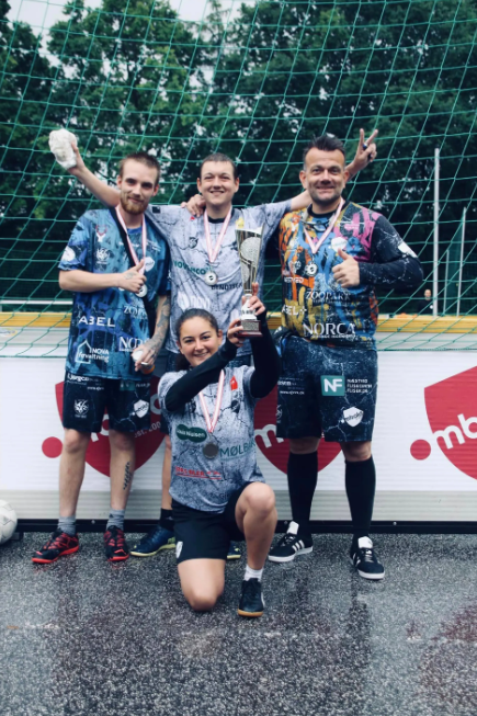 OMBOLD-spillere til fodboldturnering.