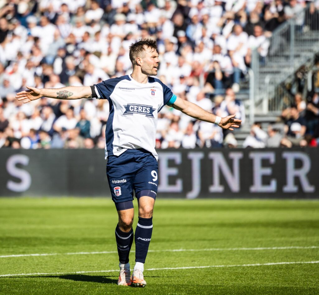Patrick Mortensen slår ud med armene i kamp mod FCK på Ceres Park Vejlby.