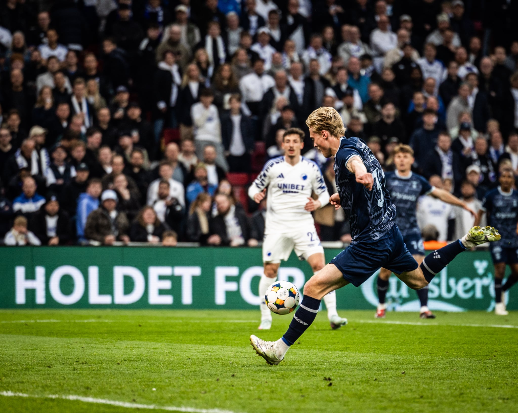 Tobias Bech skyder og scorer mod FCK i Parken.