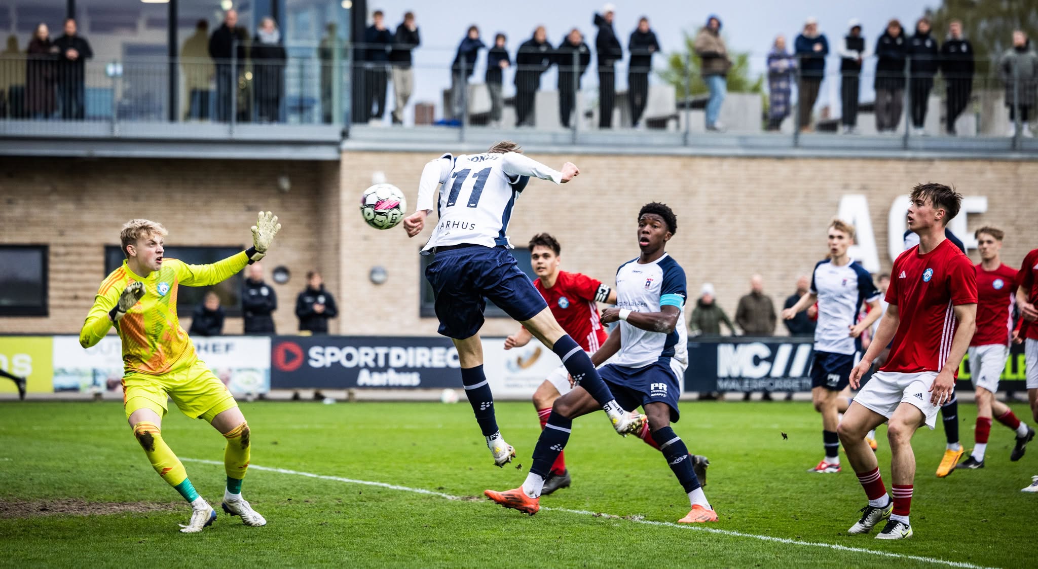 AGF's U19-hold header på mål.
