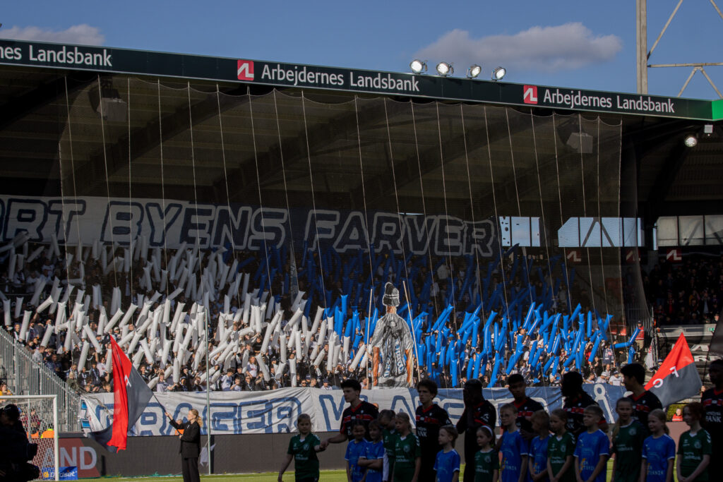 AGF fans i Herning med tifo.