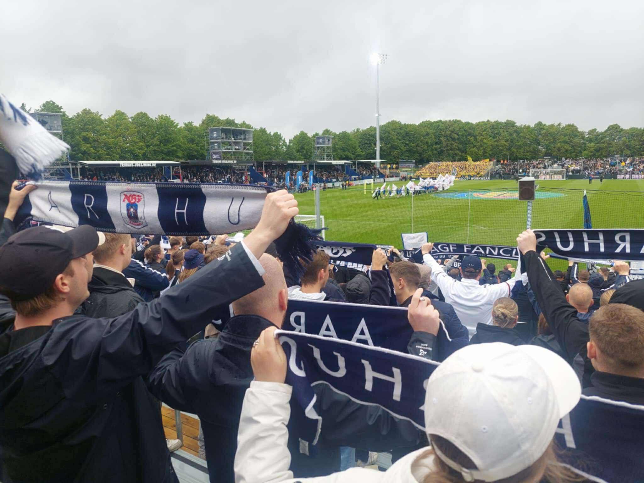 AGF-fans på stemningsafsnittet i Vejlby.