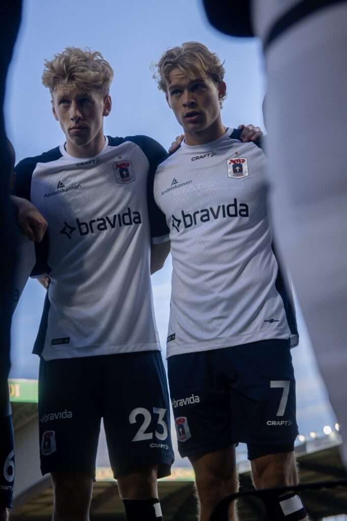 Tobias Bach og Mads Emil Madsen i klynge.