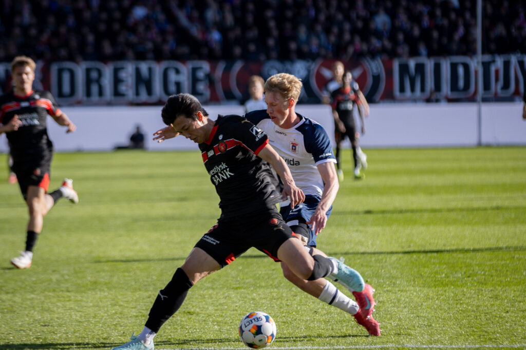 Tobias Bech i duel med FCM-spiller.