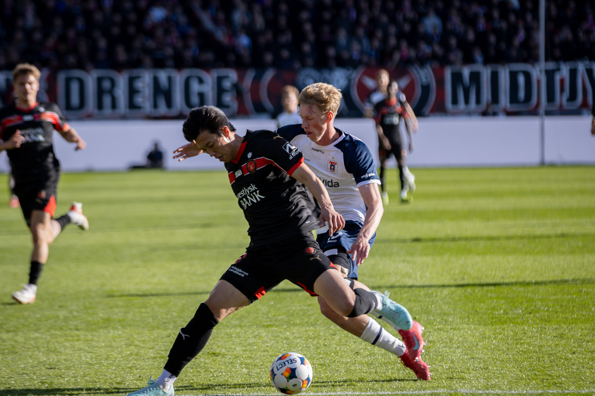 Tobias Bech i duel med FCM-spiller.