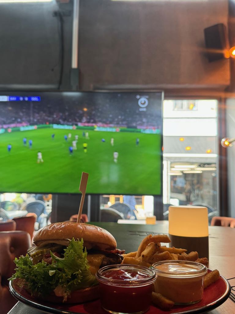 Burger og bold på Panenka.