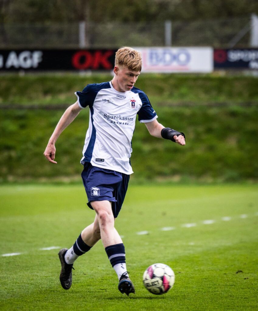 Christian Storch driver bolden fremad.