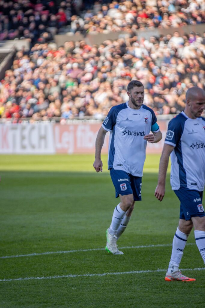 Henrik Dalsgaard med anførerbind på armen.