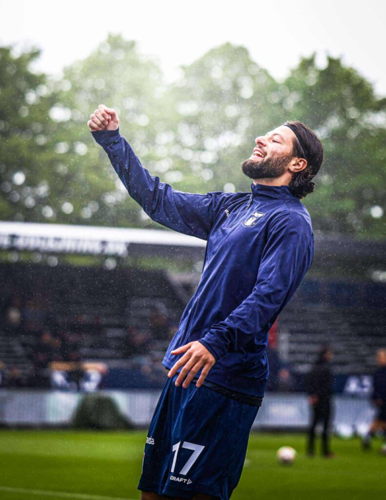 Kevin Yakob hilser på fansene.