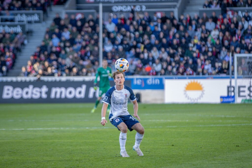 Kristian Arnstad modtager bolden mod FCM.