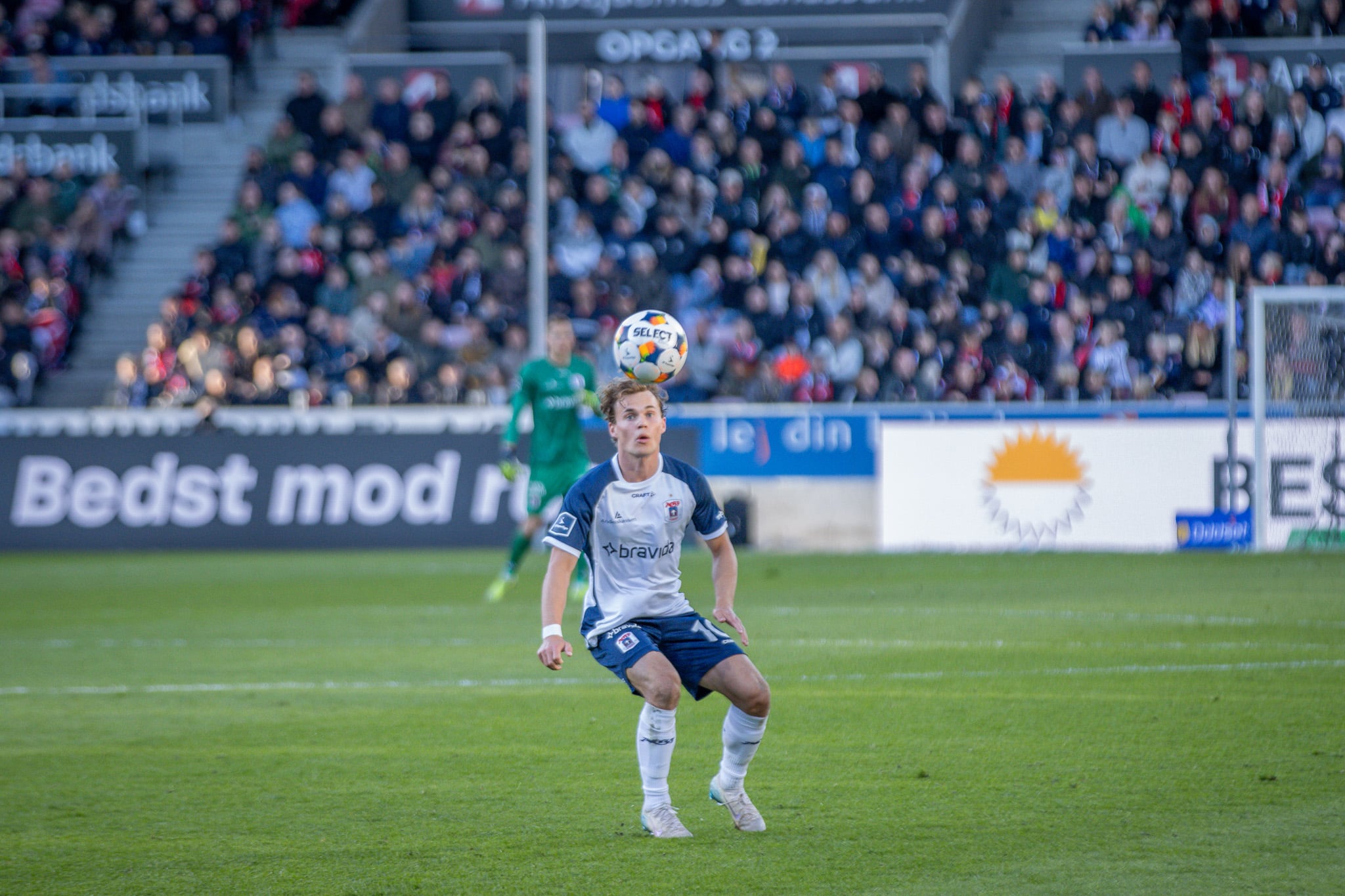 Kristian Arnstad modtager bolden mod FCM.