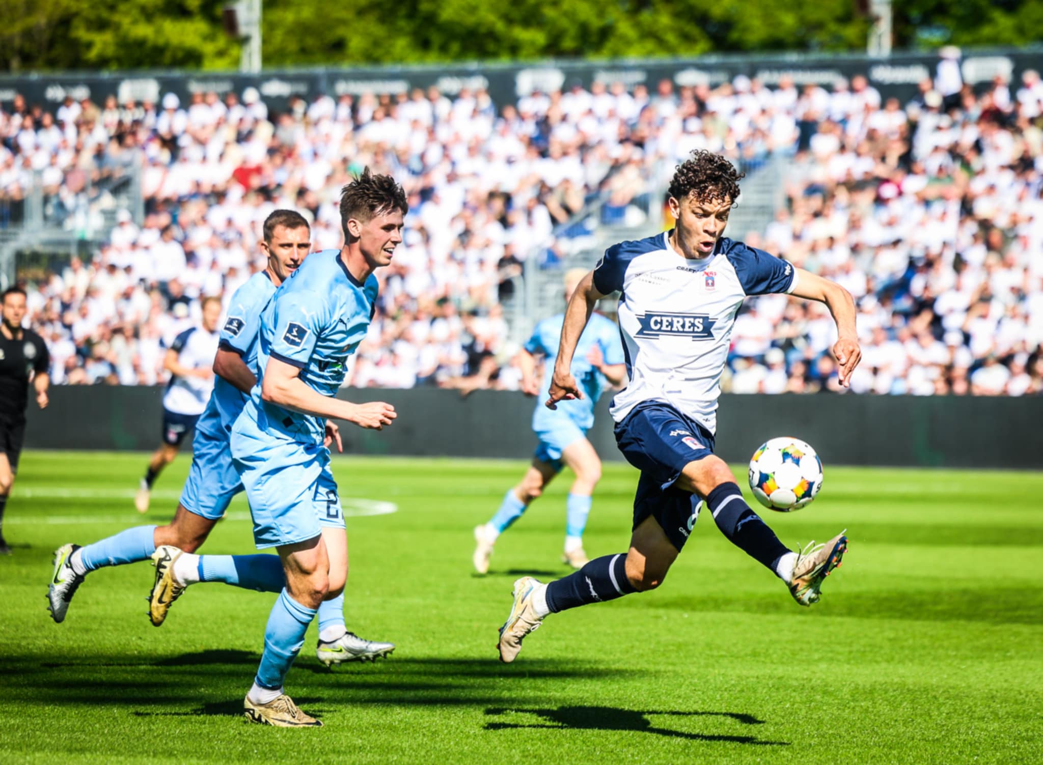 Mikael Anderson med bolden mod Randers FC.