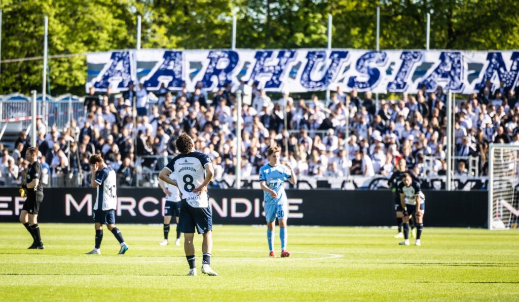 Mikael Anderson skuffet foran fansene.