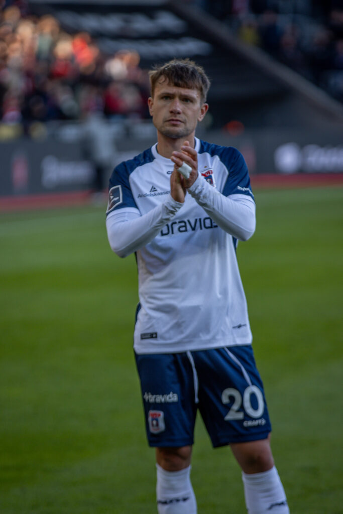 Mikkel Duelund klapper til fansene.