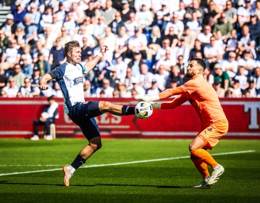 Patrick Mortensen mod Izzo fra Randers.