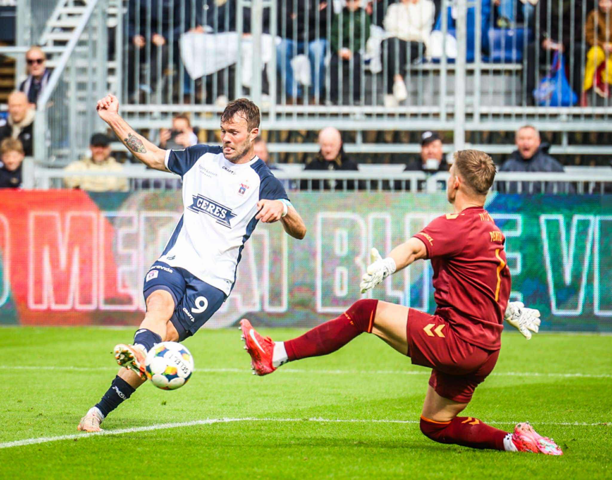 Patrick Mortensen i duel med Patrick Pentz.