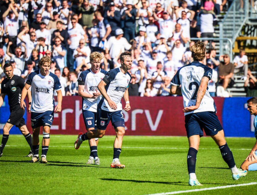 Patrick Mortensen scorer på Ceres Park Vejlby mod Randers FC.
