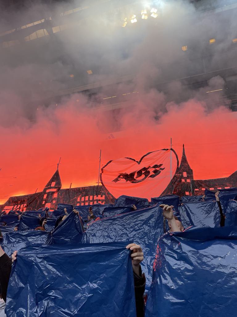 Pyroteknik og tifo i Parken.