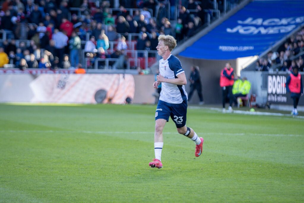 Tobias Bach i løb mod FC Midtjylland.