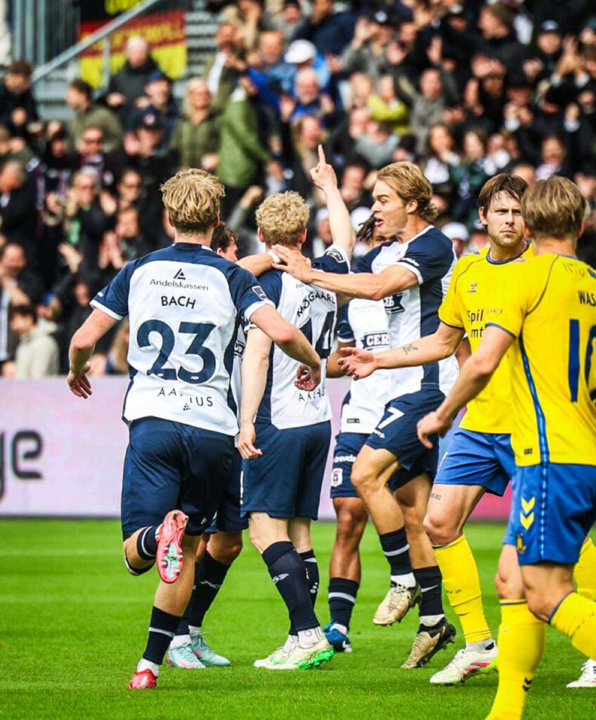 Mølgaard tiljubles af holdet efter scoring mod Brøndby IF.