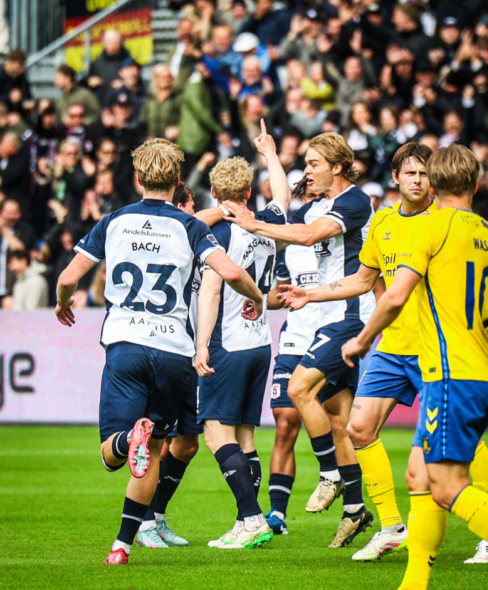 Mølgaard tiljubles af holdet efter scoring mod Brøndby IF.