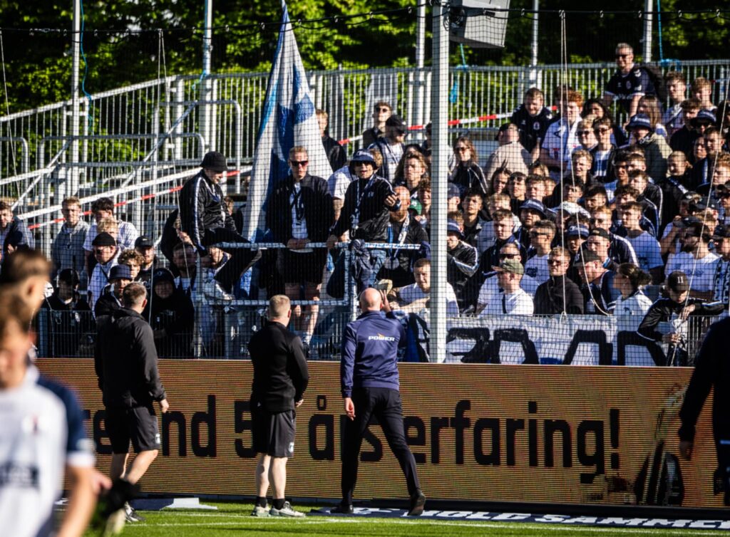 Uwe Rösler diskuterer med fans.