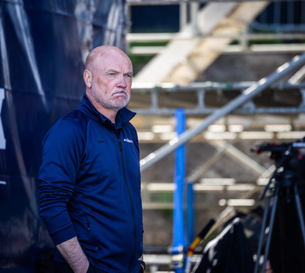 Uwe Rösler stirrer skuffet ud i luften.