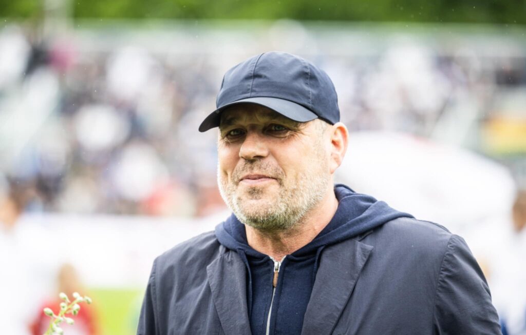 Carsten V. Jensen med kasket.