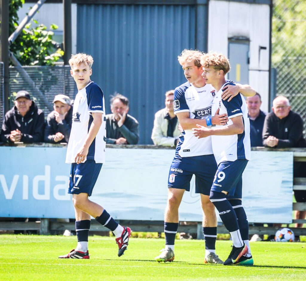 Frederik Emmery tiljubles efter scoring.