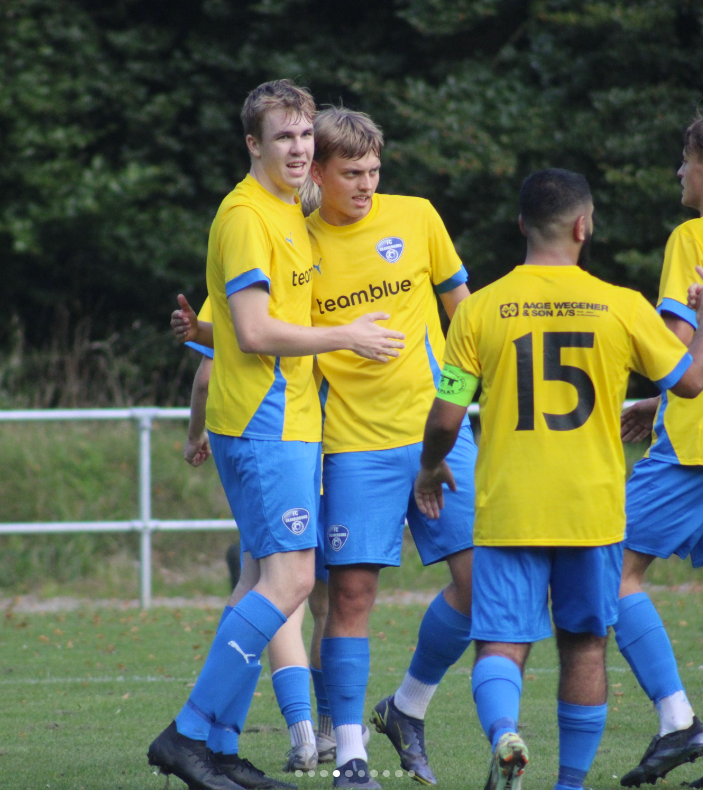 FC Skanderborg fejrer en scoring.